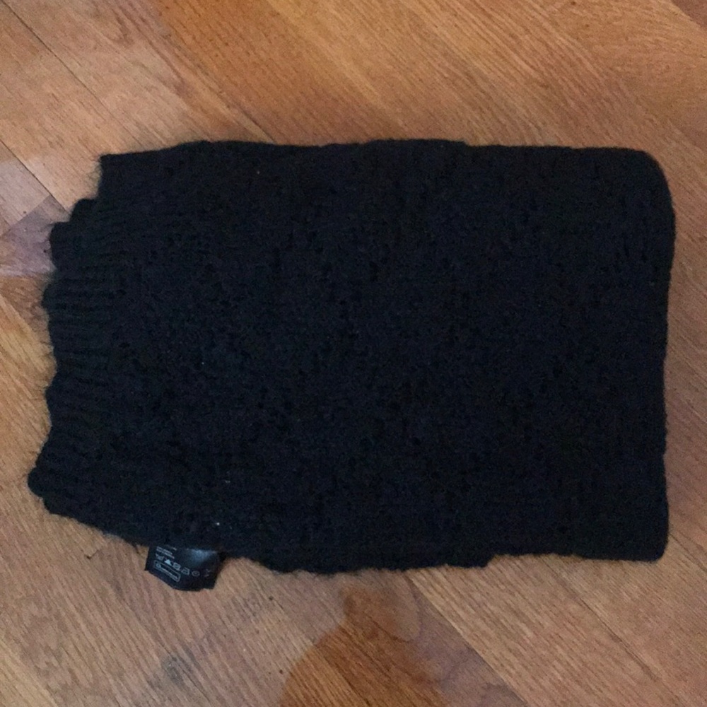H&M black circle knit scarf
